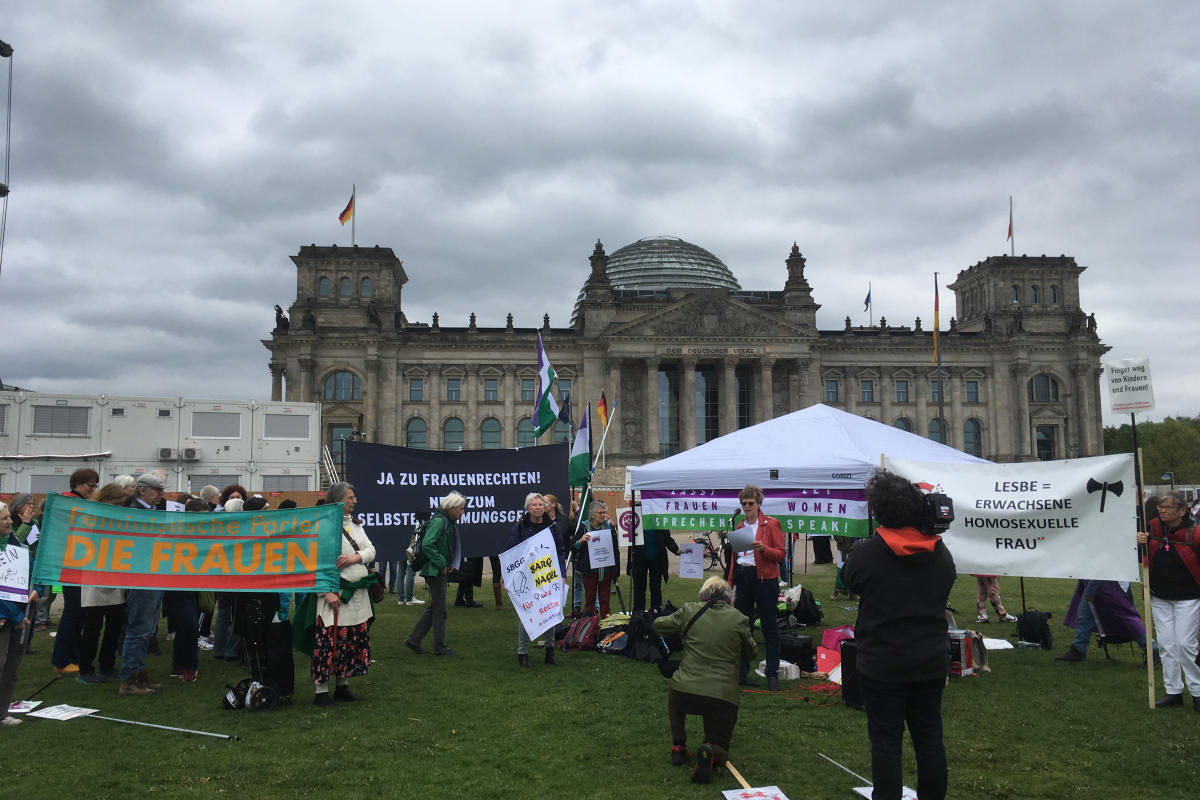 Feministische Organisationen protestierten vor dem Reichstagsgebäude gegen das Selbstbestimmungsgesetz
