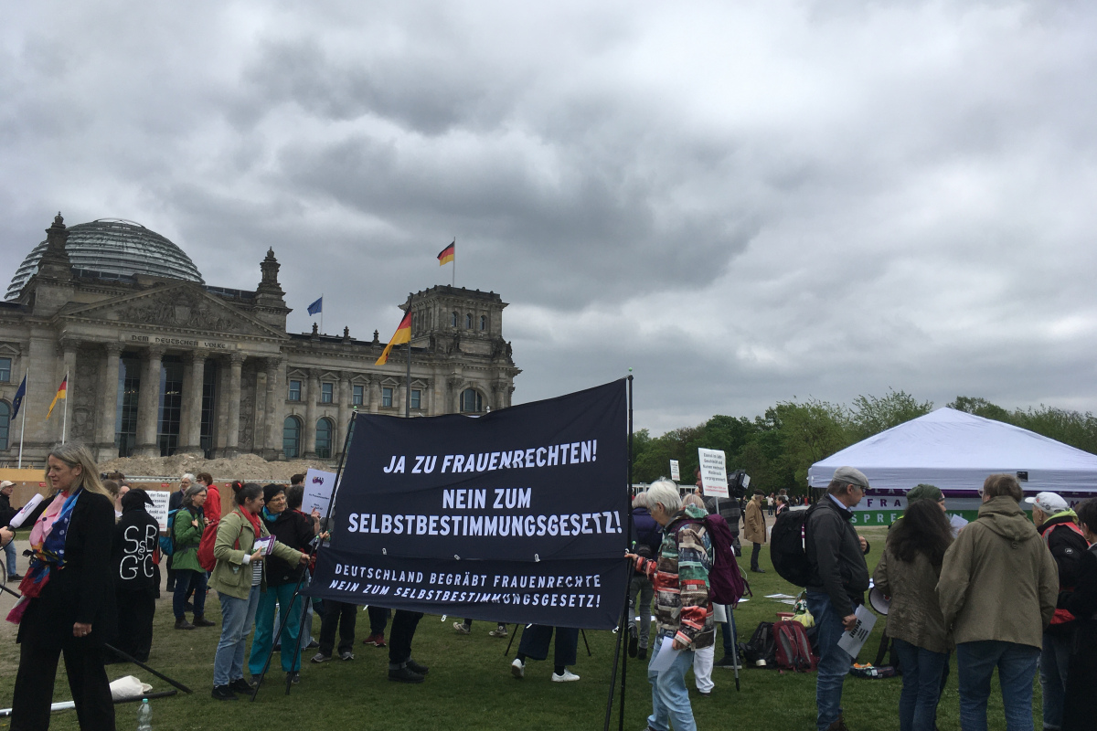 Feministische Organisationen protestierten vor dem Reichstagsgebäude gegen das Selbstbestimmungsgesetz