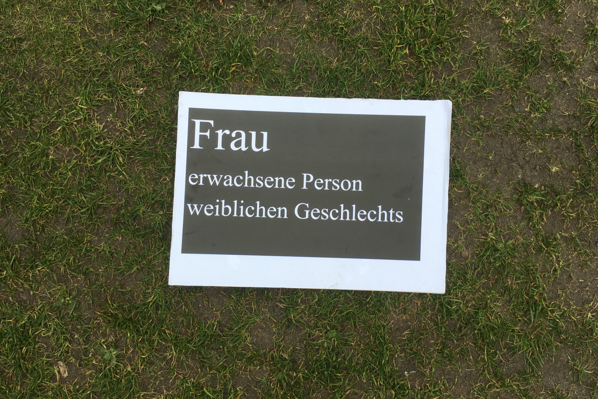 Feministische Organisationen protestierten vor dem Reichstagsgebäude gegen das Selbstbestimmungsgesetz