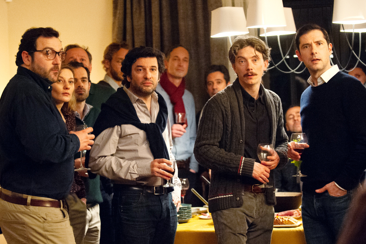 François Debord (Denis Ménochet), Gilles Perret (Éric Caravaca ), Emmanuel Thomassin (Swann Arlaud) und Alexandre Guérin (Melvil Poupaud), (vordere Reihe v.l.n.r.) bei einem Treffen von La Parole Liberée (Das gebrochene Schweigen)
