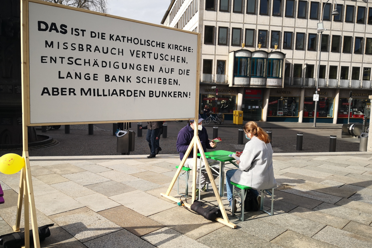 Gespräch an der "Bank der Hoffnung"