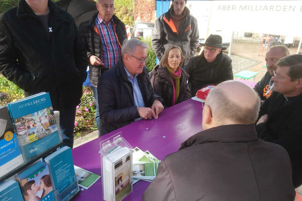 Bischof Helmut Dieser und Erzbischof Stephan Burger im Gespräch mit Betroffenen