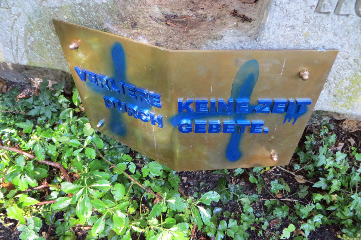 Geschändete Grabstätte 