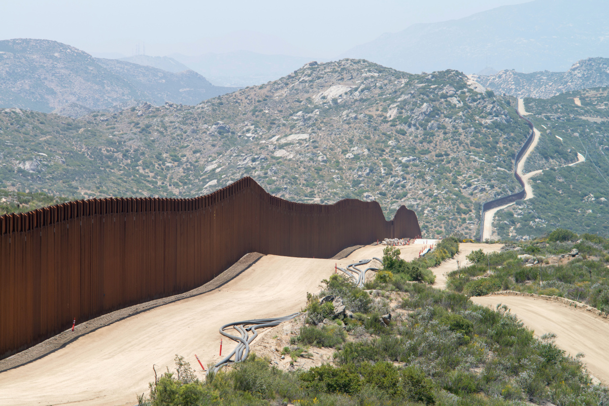 Mauer an der Grenze zwischen Mexiko und den USA