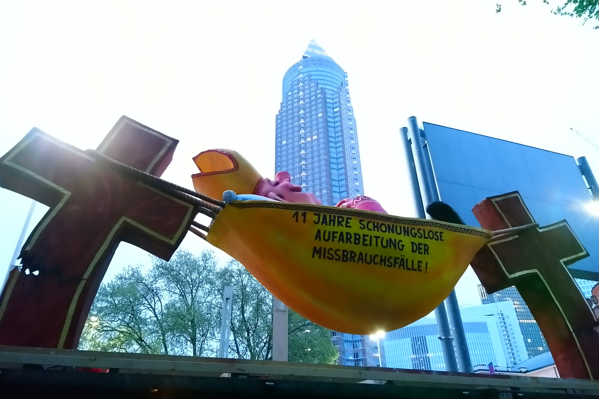 Der "Hängemattenbischof" vor der Frankfurter Skyline