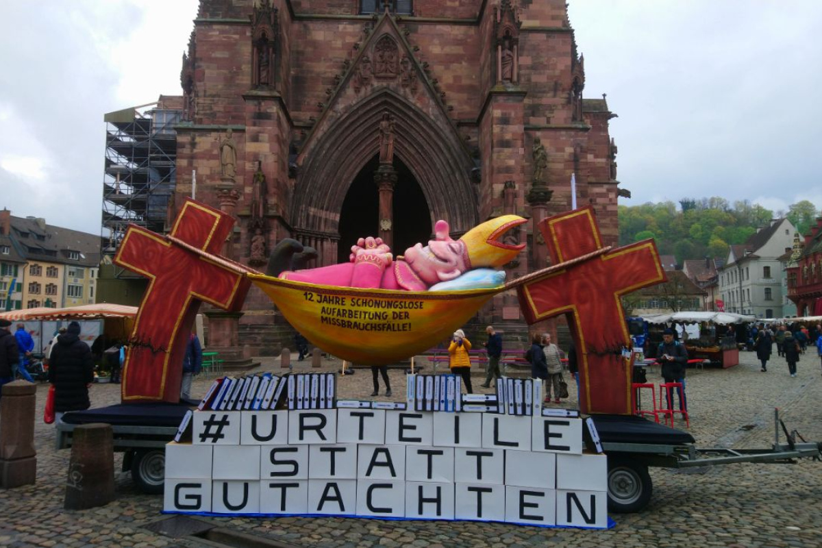 Der "Hängemattenbischof" vor dem Freiburger Münster