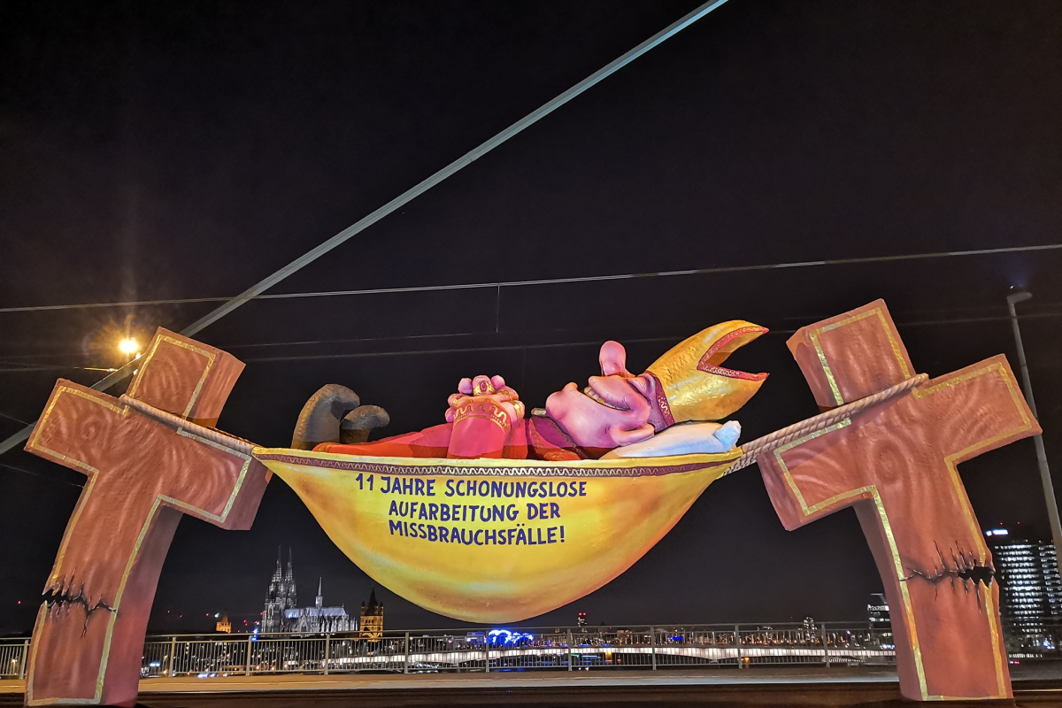 Der "Hängemattenbischof" vor der Kölner Skyline