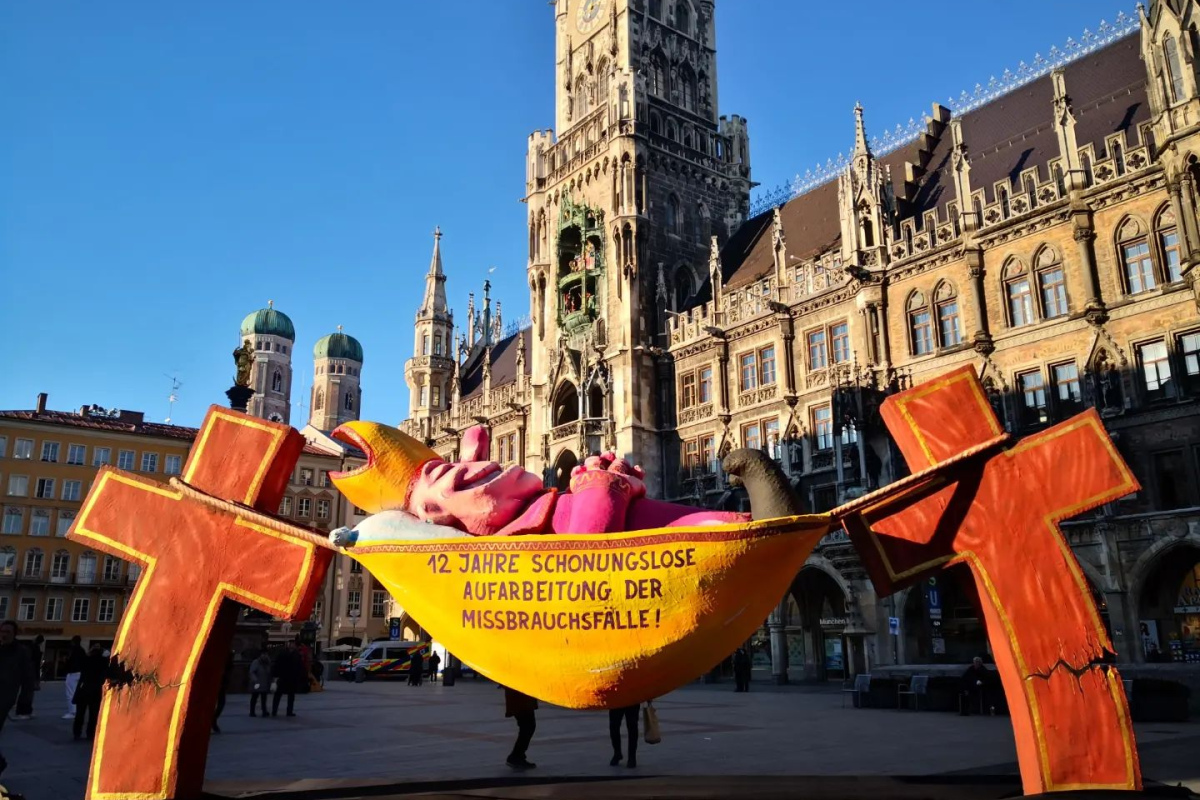 Der "Hängemattenbischof" auf dem Münchner Marienplatz
