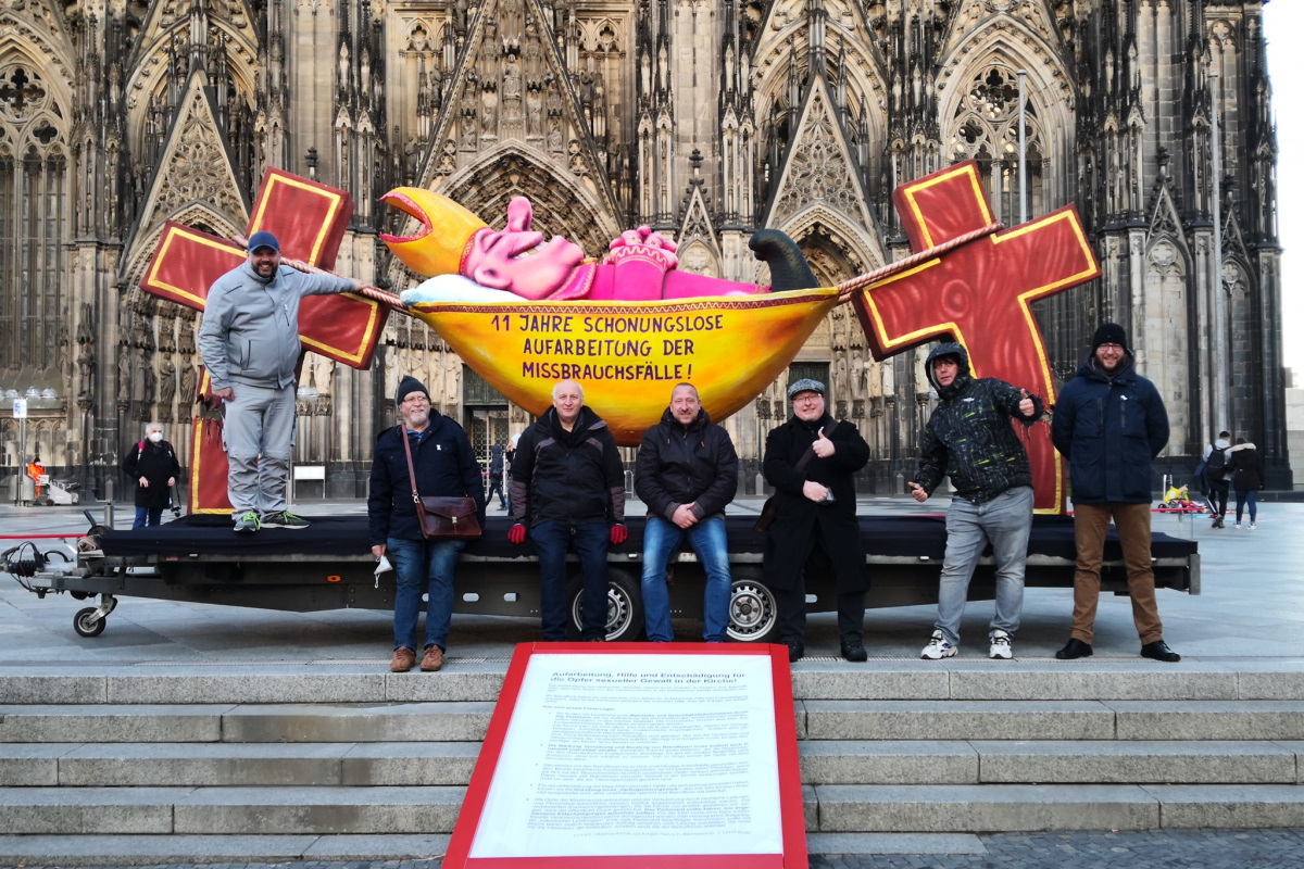 Der "Hängemattenbischof" mit Betroffenen und dem Aktionsteam "11. Gebot"