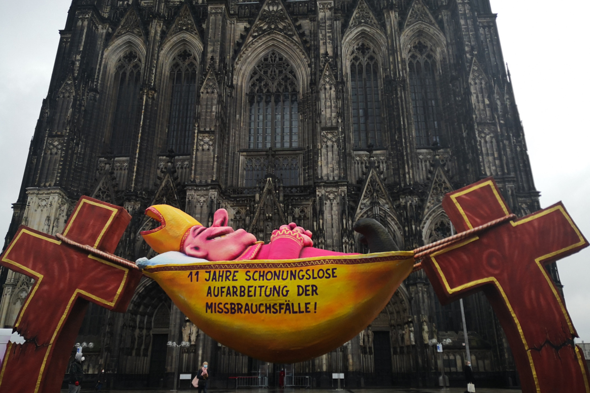 Der "Hängemattenbischof" vor dem Dom