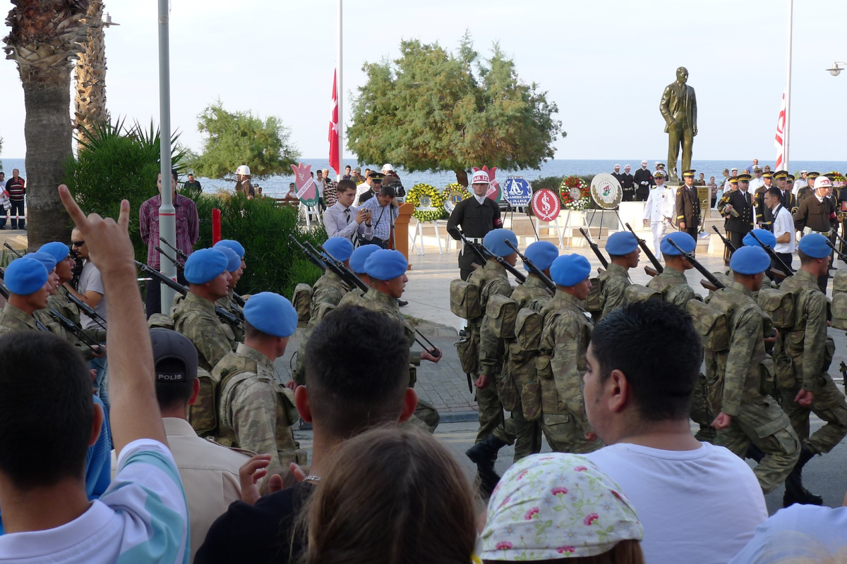 "Wolfsgruß" der türkischen, rechtsextremen Nationalistischen Bewegungspartei (MHP)