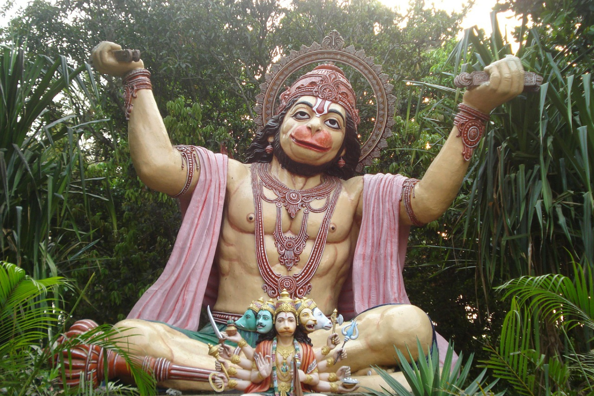 Der Mensch schafft sich Götter nach seinem Bilde - hier der indische  Gott Hanuman nach dem Brustmuskeltraining