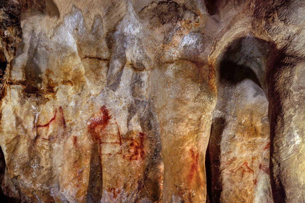Höhlenmalerei in der Höhle La Pasiega (Sektion C). Das leiterartige Gemälde aus waagrechten und senkrechten Linien (Mitte links) ist über 64.000 Jahre alt und muss daher von Neandertalern stammen.