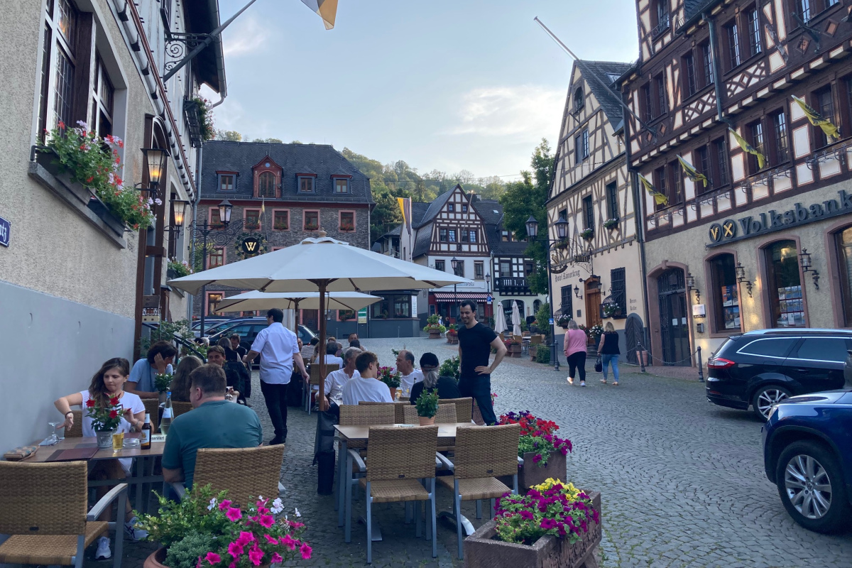 Essen auf dem Marktplatz von Oberwesel