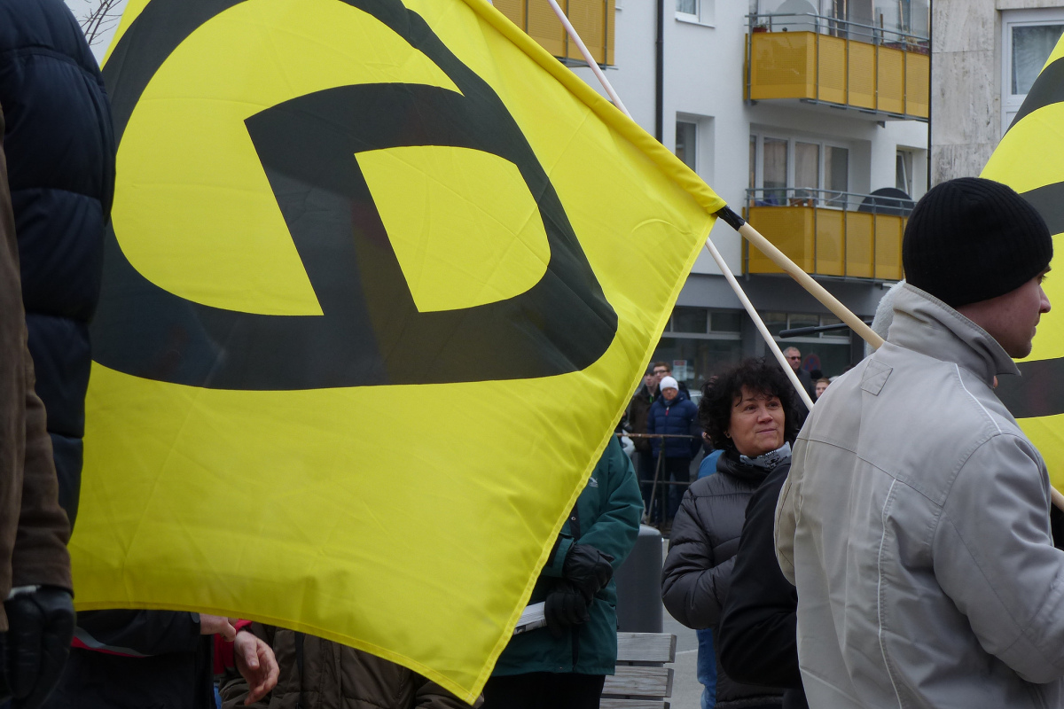 Die Fahne der Identitären Bewegung bei einer AfD-Demonstration