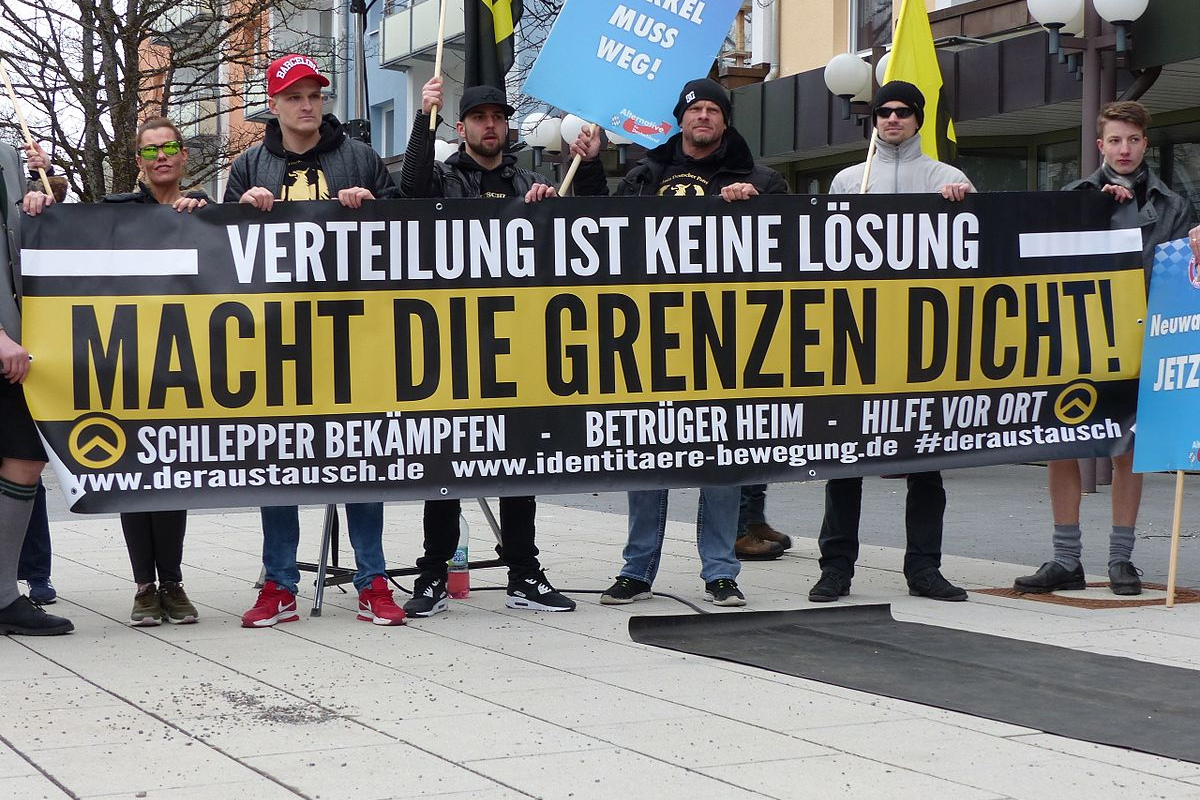 Banner der Identitären Bewegung auf einer Demonstration der Alternative für Deutschland (AfD) in Geretsried