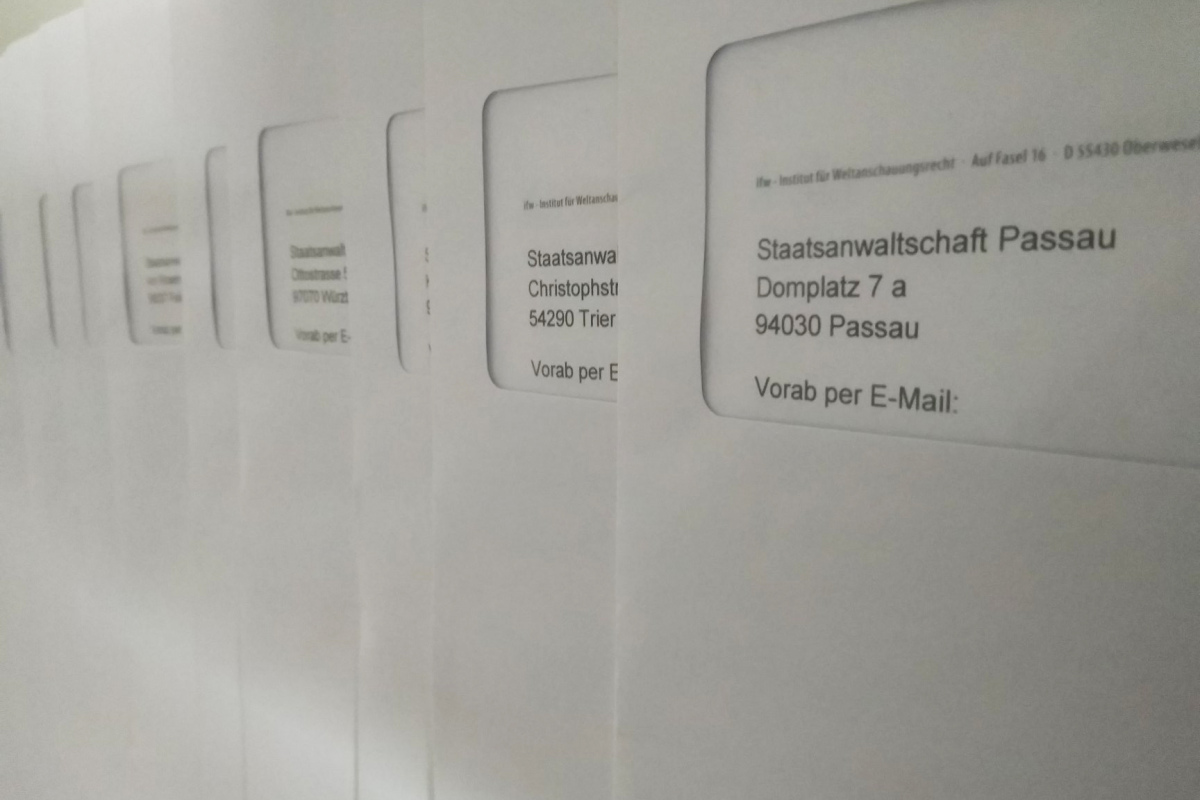 Die 27 Strafanzeigen vom Institut für Weltanschauungsrecht (ifw) auf dem Weg zu den Staatsanwaltschaften.