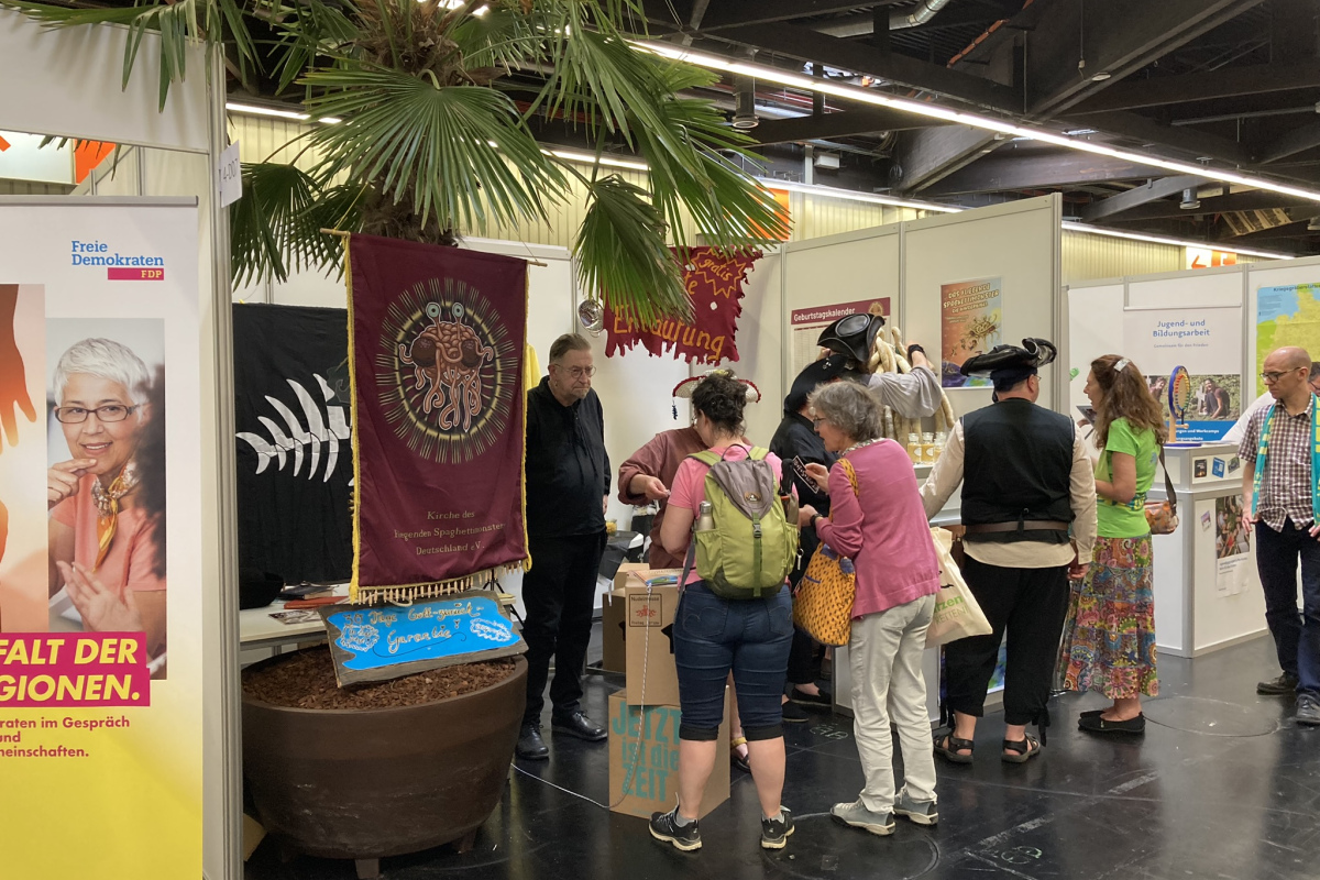 Messestand der "Kirche des fliegenden Spaghettimonsters"