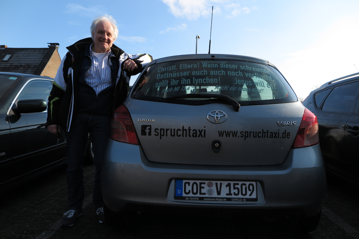 Albert Voß vor seinem "Spruchtaxi"
