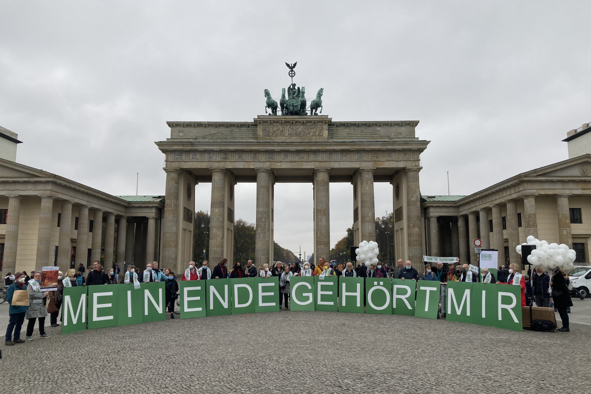 Aus einzelnen Buchstaben wurde gut sichtbar der zentrale Satz "Mein Ende gehört mir!" visualisiert