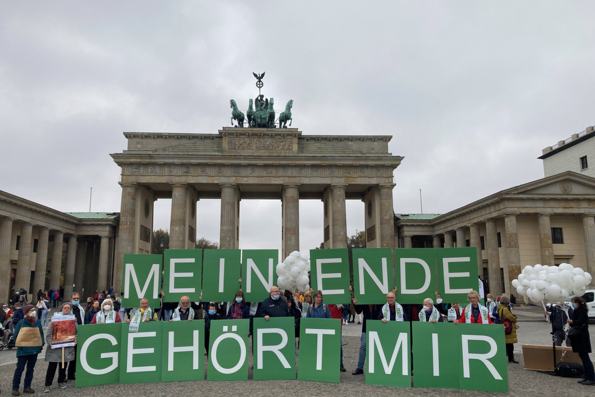Aus einzelnen Buchstaben wurde gut sichtbar der zentrale Satz "Mein Ende gehört mir!" visualisiert