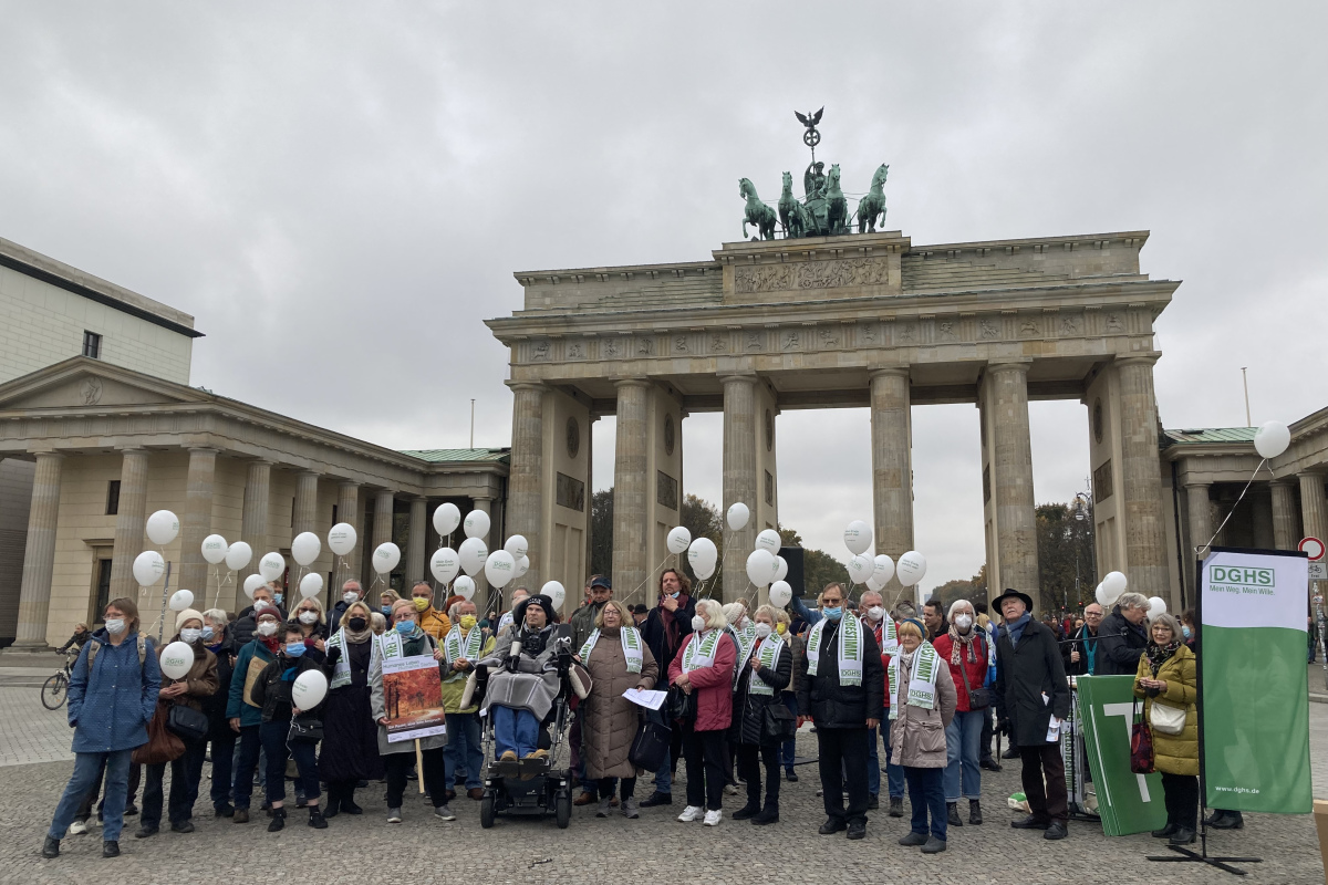 Teilnehmende der Mahnwache vor dem Brandenburger Tor