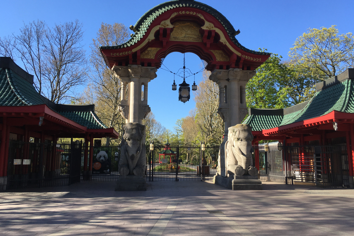 geschlossener Eingang des Berliner Zoos