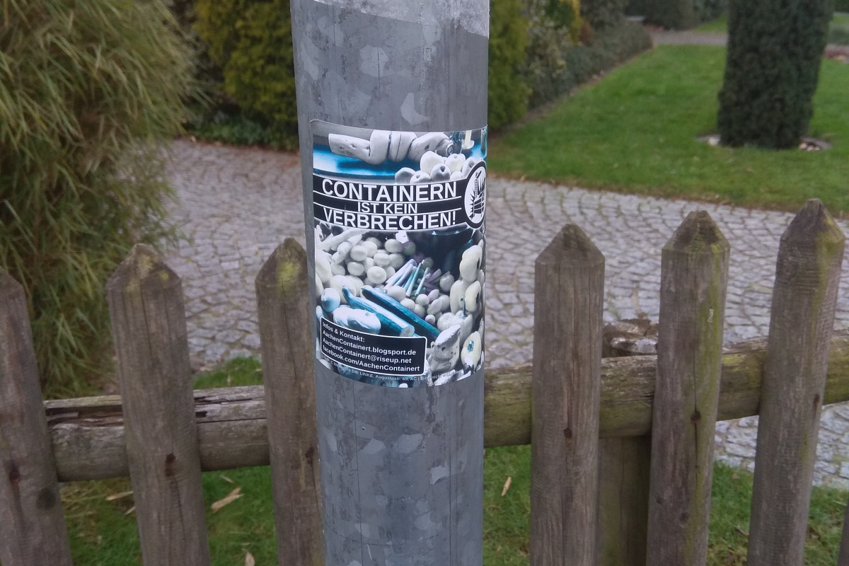 Aufkleber an einem Laternenmast