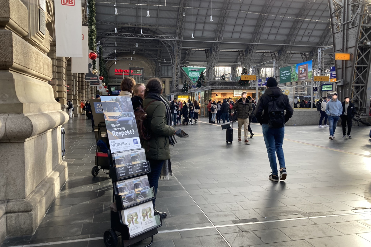 Zeugen Jehovas am Bahnhof in Frankfurt am Main