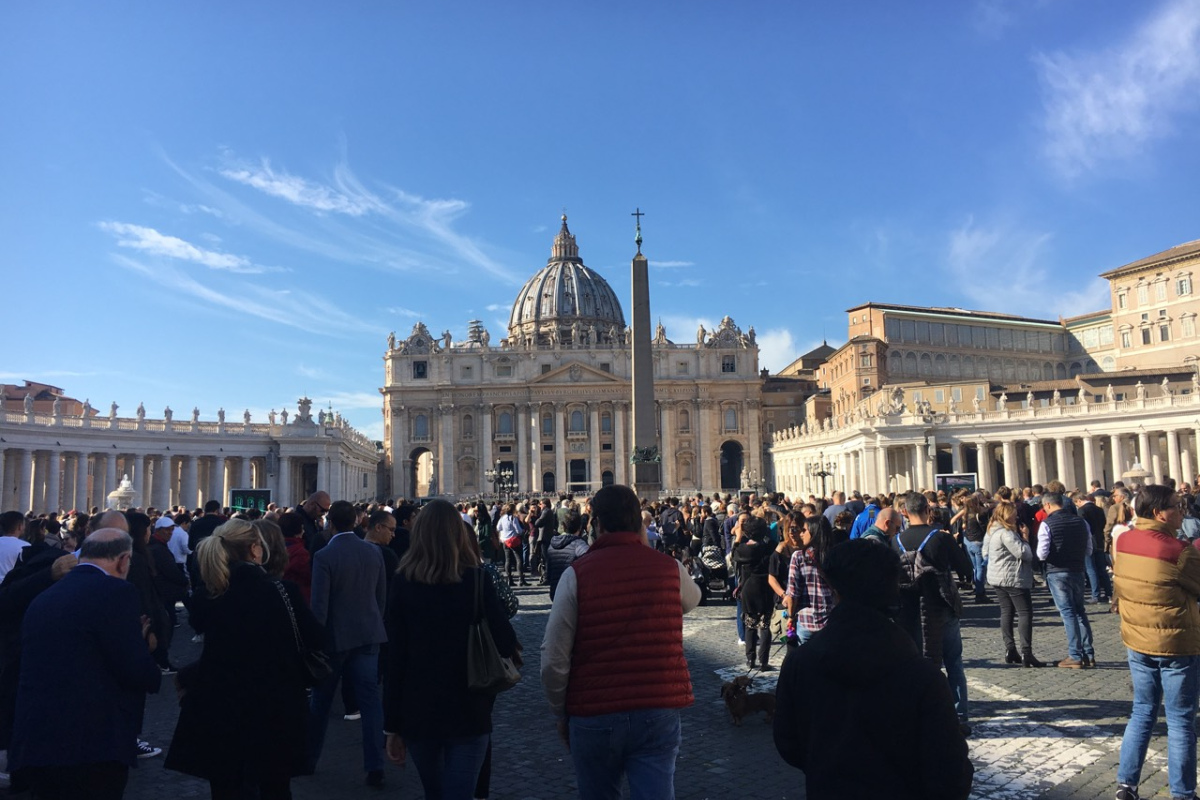 Auf dem Petersplatz in Rom