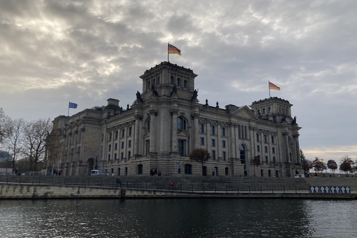Das Reichstagsgebäude von der Spree aus gesehen