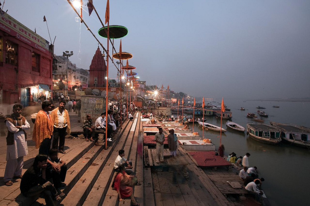 Varanasi: Ghats, die Treppenstufen entlang des "heiligen Flusses" Ganges.