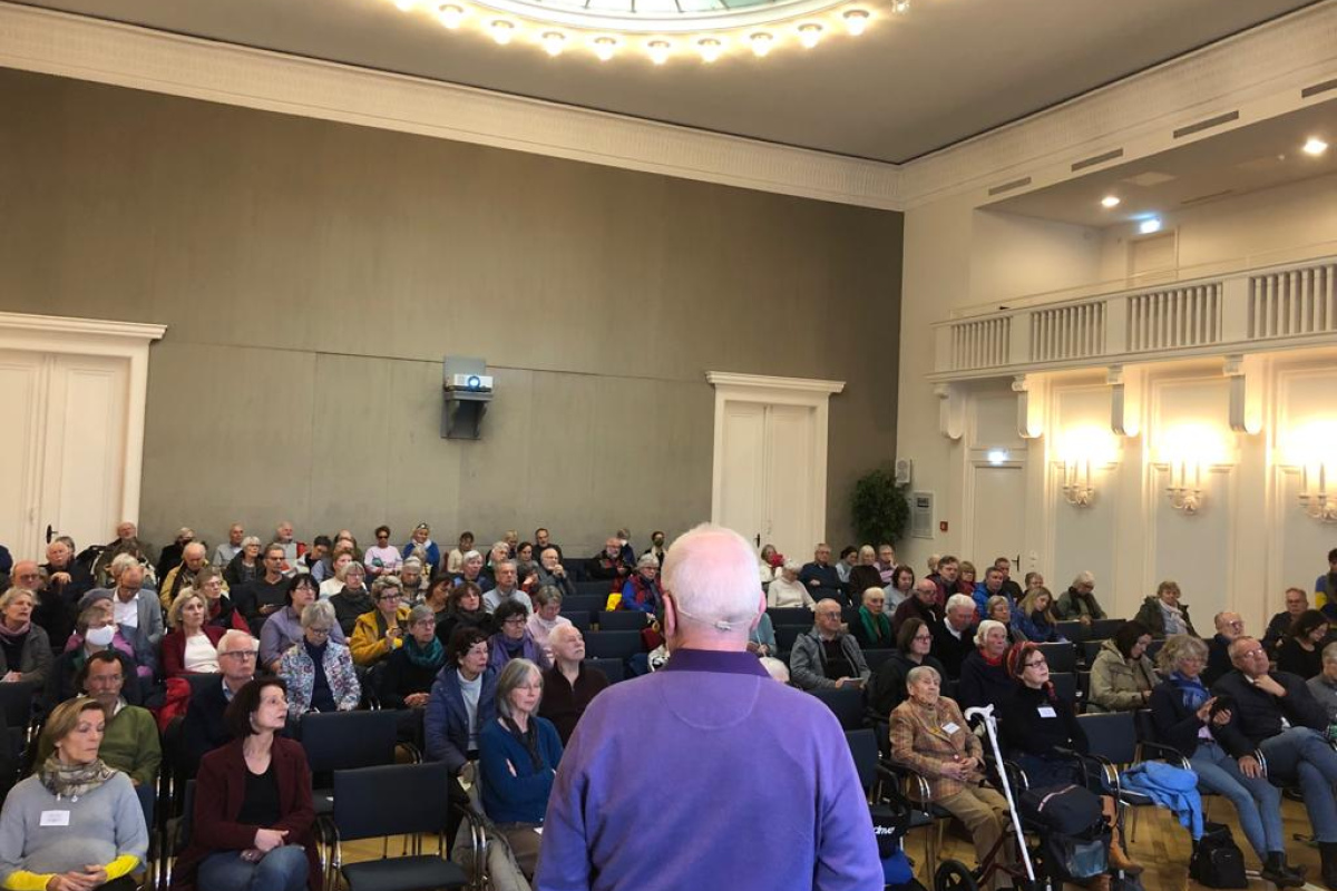 Blick in den gut besuchten Saal