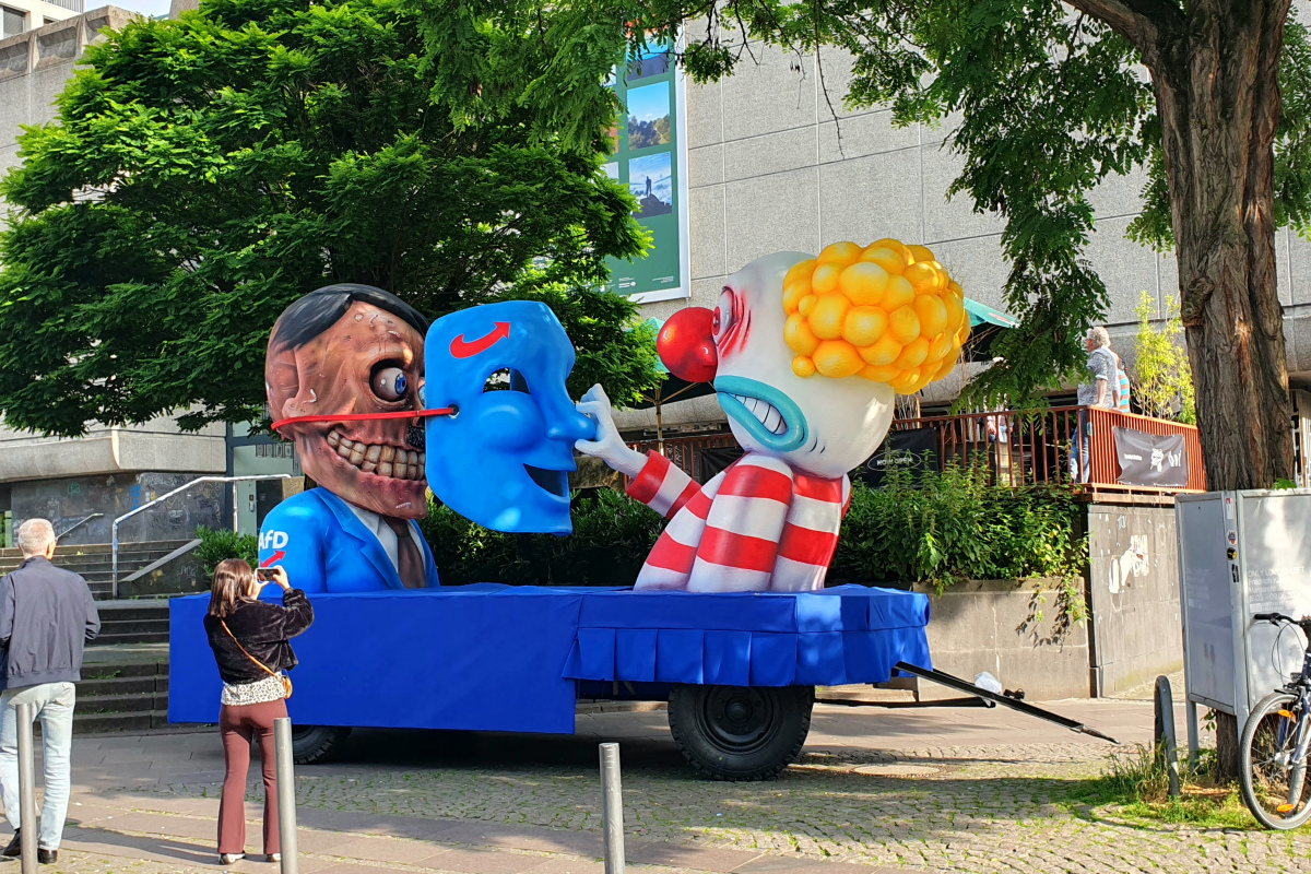 Die Maske abreißen