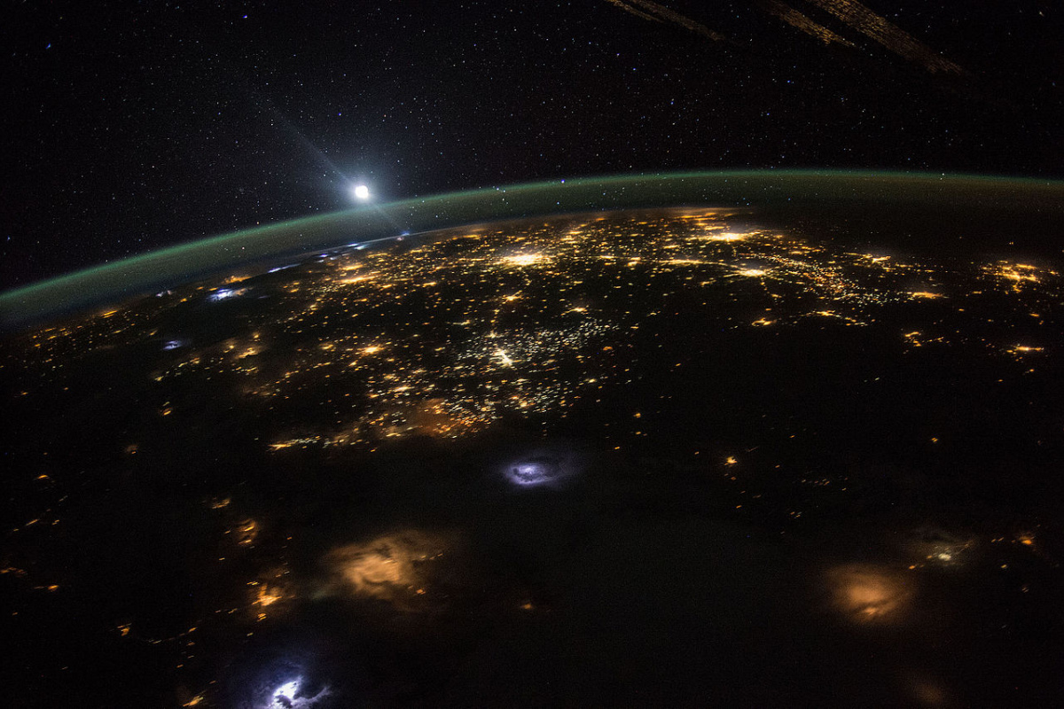 Blick von der ISS auf die westlichen USA bei Nacht