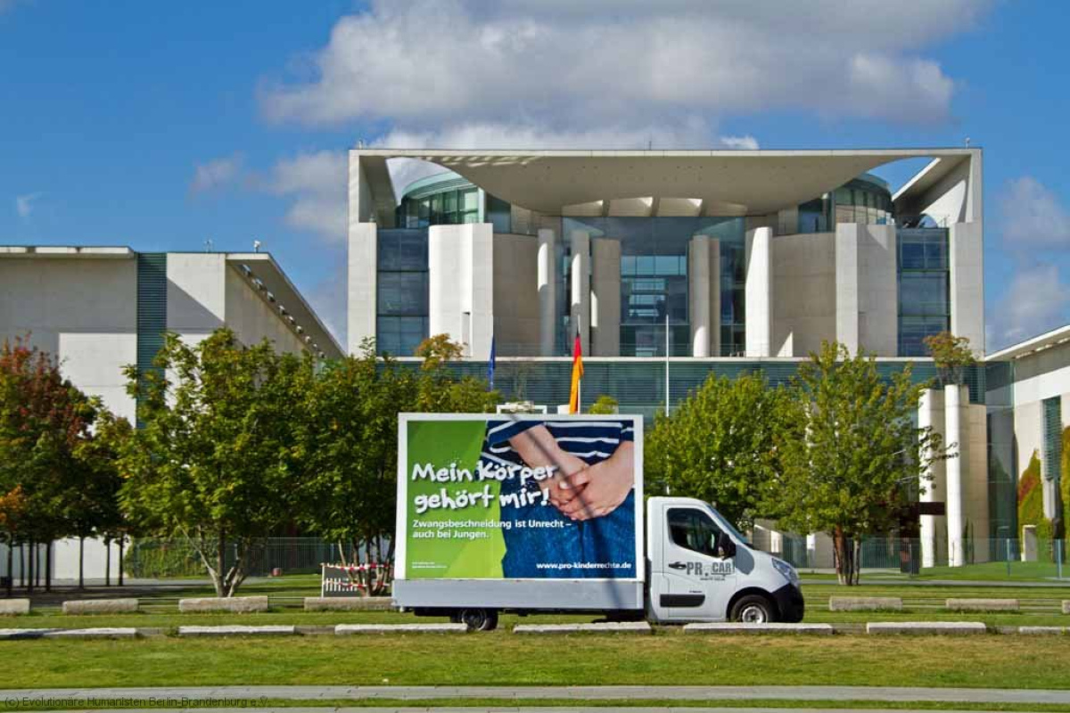 Beschneidungskampagne - vor dem Bundeskanzleramt