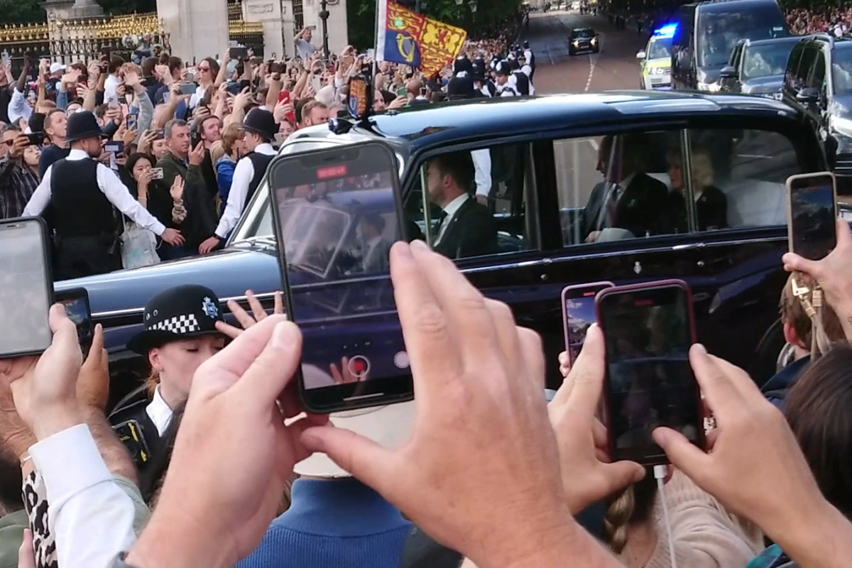 King Charles III. vor dem Buckingham Palace