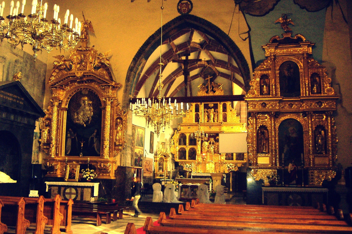 Die häufigste Farbe in dieser Kirche ist gold