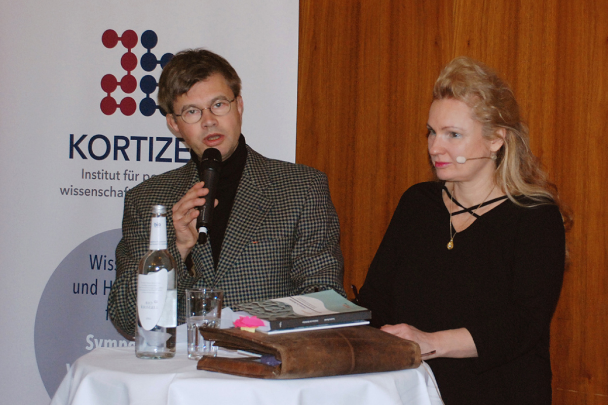 Helmut Fink (li.) stellt Susanna Berndt (r.) vor