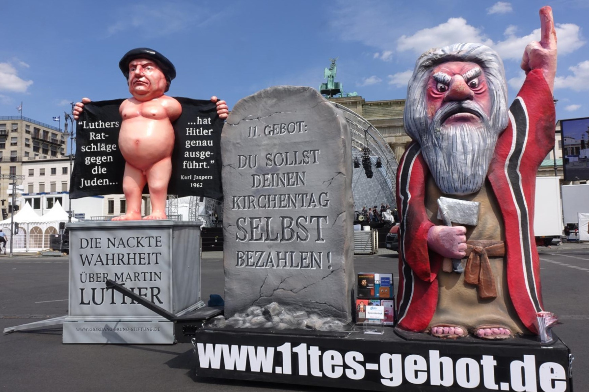 Der "Nackte Luther" und "Moses" mit dem 11. Gebot