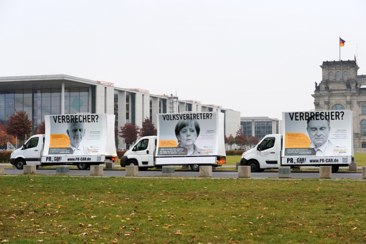 Kampagnenfahrzeuge vor Reichstag und Paul-Löbe-Haus