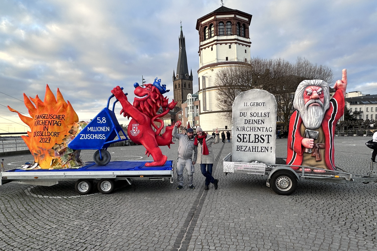 David Farago und Ricarda Hinz mit Löwenwagen und Moses