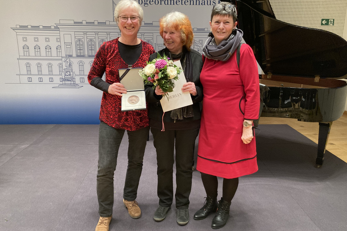 Gisela Notz mit ihrer Tochter und Ines Scheibe