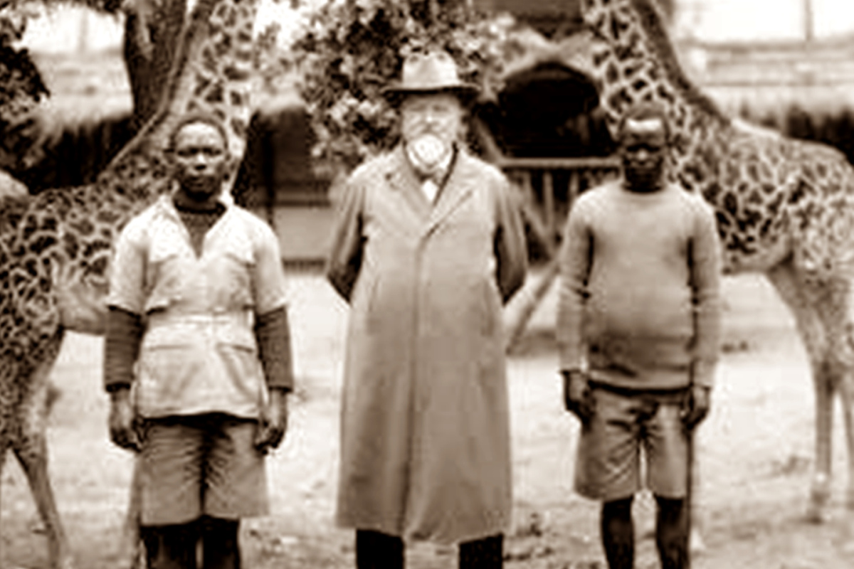 Ludwig Heck mit zwei Völkerschau-Darstellern (o.J.)