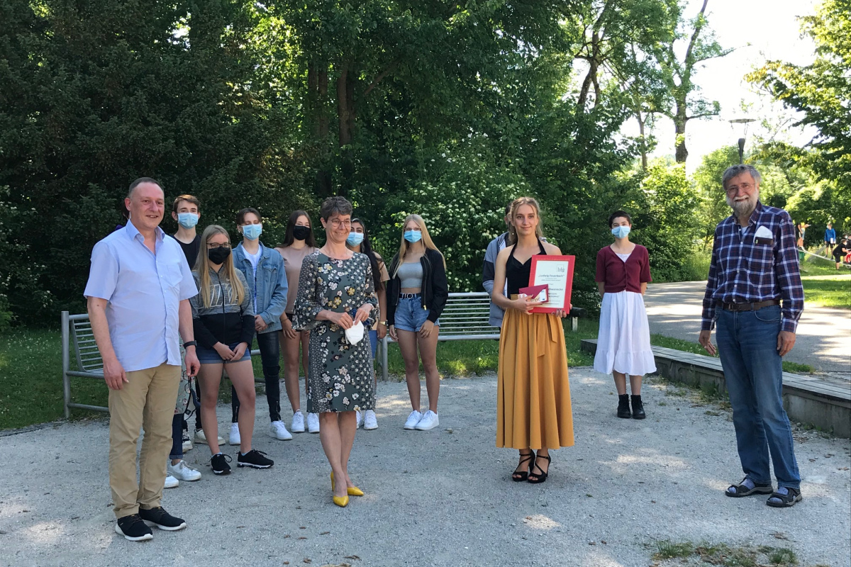 Ethiklehrer Thomas Schmidt, Realschuldirektorin Silke Wimmer, Preistragerin Leonie Schwanecke, bfg-Vorsitzender Erwin Schmid (v.l.n.r.), im Hintergrund die Ethikklasse