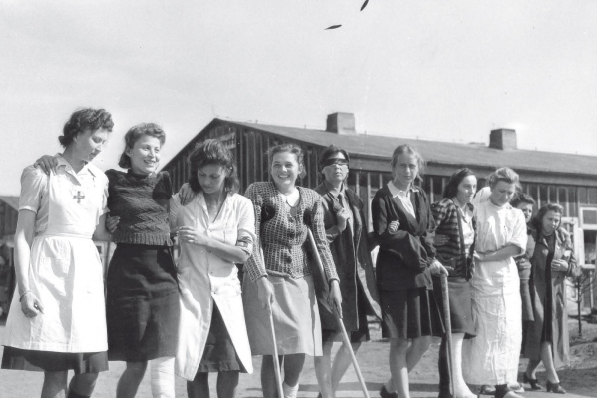historisch: Befreite weibliche Kriegsgefangene im Lager VI-Oberlangen