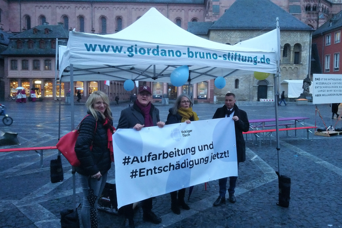 Vertreter der Betroffenenvereinigung "Eckiger Tisch"