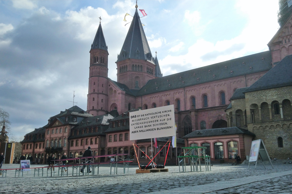 Kunstinstallation von David Farago vor dem Mainzer Dom