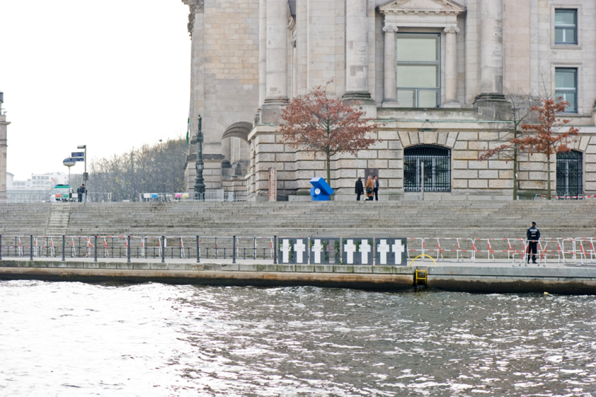 Die Kreuze an der Spree (fotografiert am 11. November 2014)