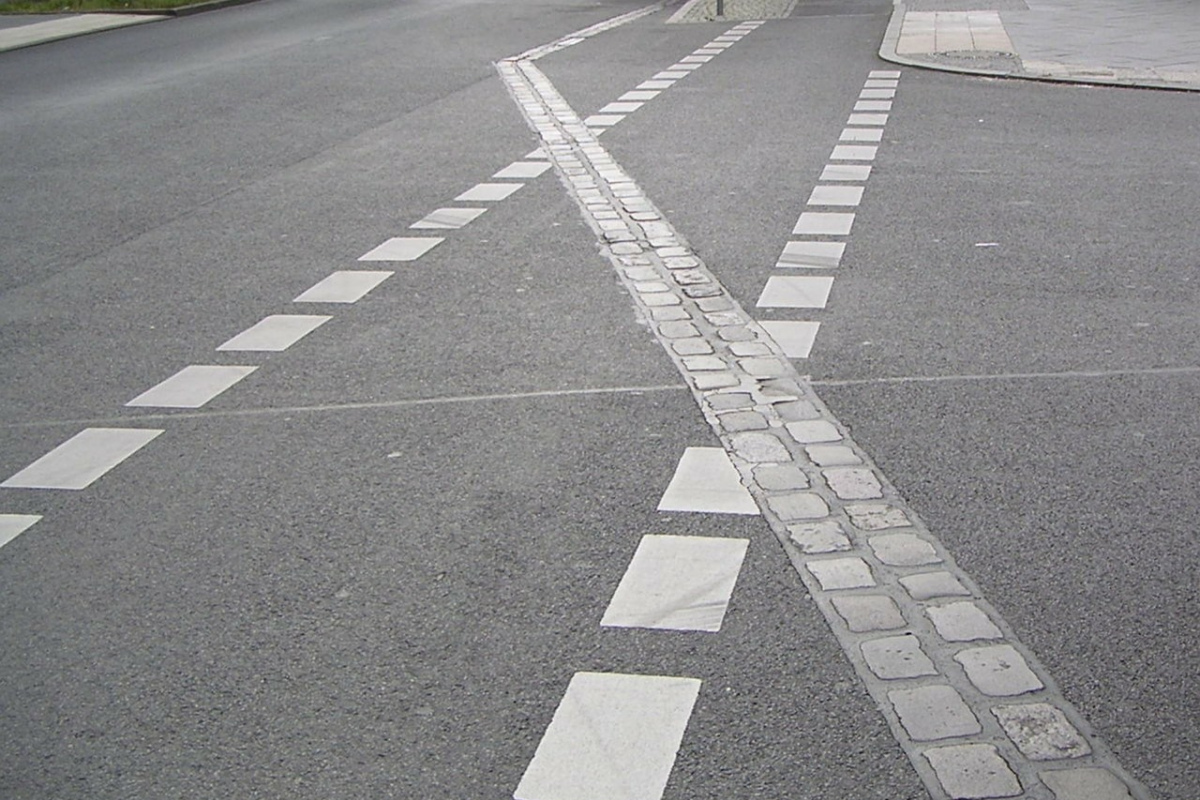Nur noch diese Doppelreihe Pflastersteine erinnert an den Standort der Berliner Mauer.